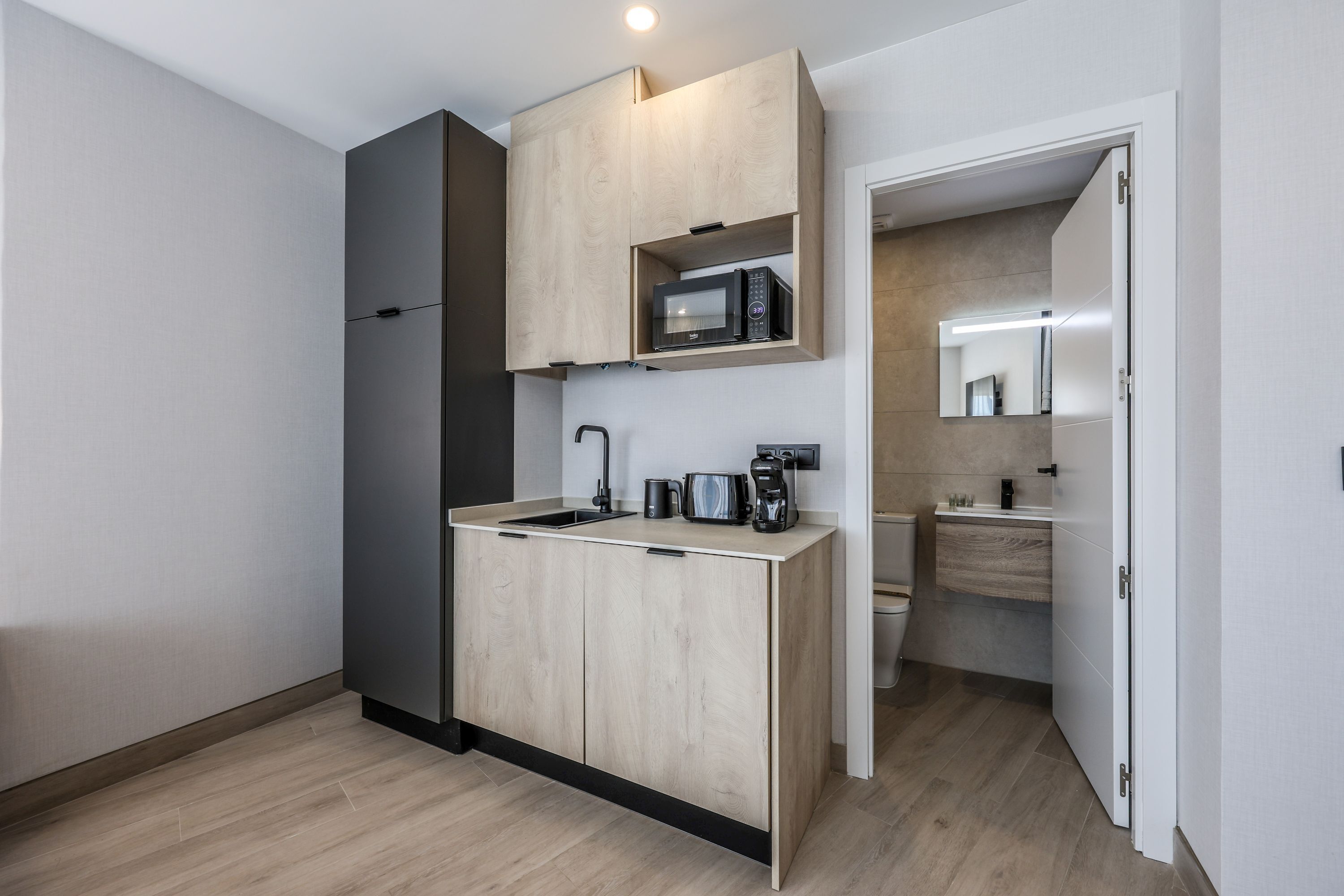 Kahden hengen deluxe-huone, kaupunkinäköala | Yksityinen keittiö | Minijääkaappi, mikroaaltouuni, keittoastiat/astiat/ruokailuvälineet