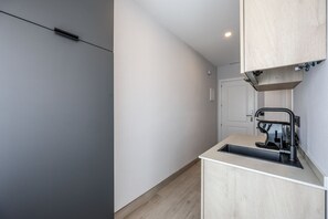 Kahden hengen superior-huone | Yksityinen keittiö | Minijääkaappi, mikroaaltouuni, keittoastiat/astiat/ruokailuvälineet