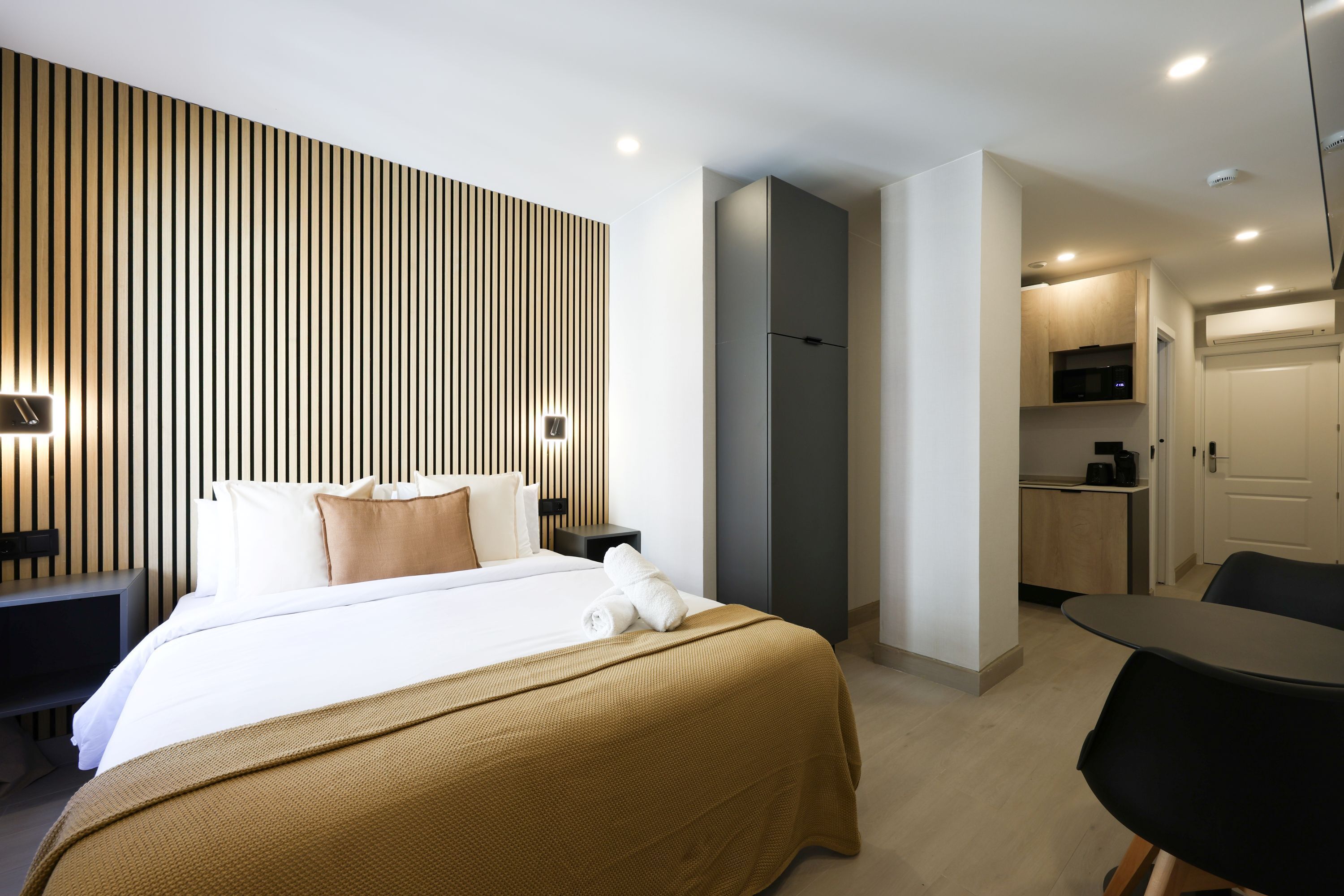 Habitación Deluxe doble, vistas a la ciudad | Espacio para trabajar con un portátil y wifi gratis