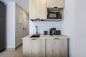 Kahden hengen deluxe-huone, kaupunkinäköala | Yksityinen keittiö | Minijääkaappi, mikroaaltouuni, keittoastiat/astiat/ruokailuvälineet