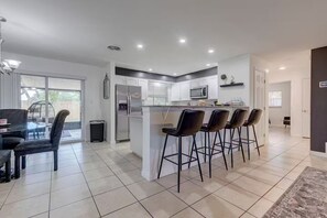 Private kitchen - Island Vacation Home - Minutes from the Beach ! (Merritt Island)