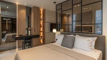 Escritorio, tabla de planchar con plancha, wifi gratis y ropa de cama