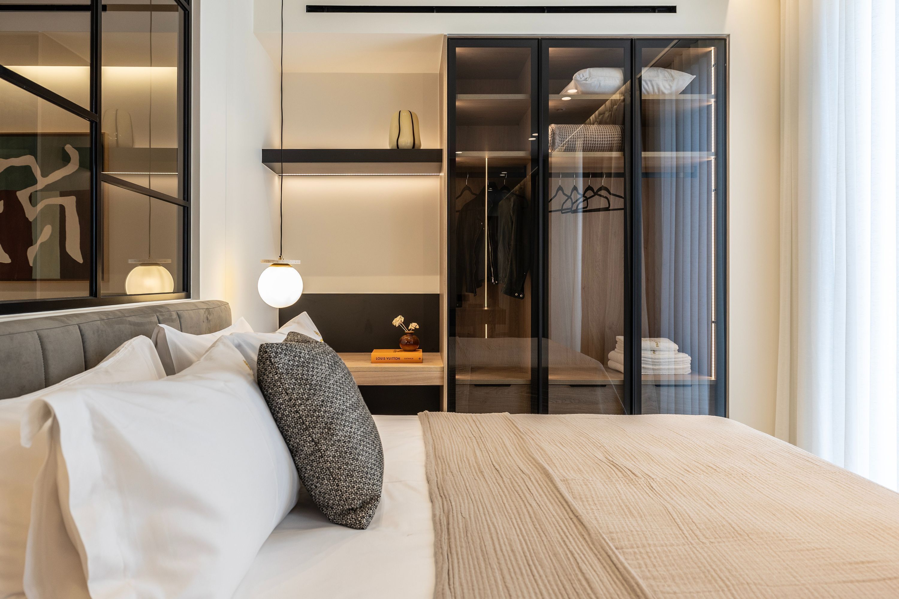 Escritorio, tabla de planchar con plancha, wifi gratis y ropa de cama