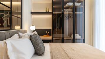 Escritorio, tabla de planchar con plancha, wifi gratis y ropa de cama