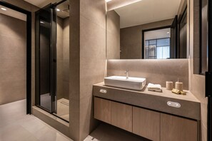 Dusch, hårtork och handdukar