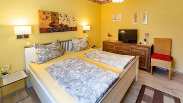 Een strijkplank/strijkijzer, wifi, beddengoed