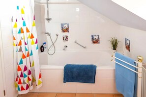 Shower, hair dryer, towels - Lake Constance Holiday Home with Private Terrace, Garden and Wi-Fi (Radolfzell am Bodensee)