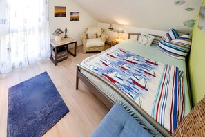 Iron/ironing board, WiFi, bed sheets - Lake Constance Holiday Home with Private Terrace, Garden and Wi-Fi (Radolfzell am Bodensee)