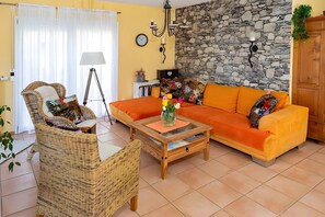 TV - Lake Constance Holiday Home with Private Terrace, Garden and Wi-Fi (Radolfzell am Bodensee)