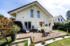 Outdoor dining - Lake Constance Holiday Home with Private Terrace, Garden and Wi-Fi (Radolfzell am Bodensee)