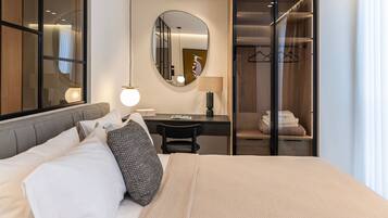 Escritorio, tabla de planchar con plancha, wifi gratis y ropa de cama