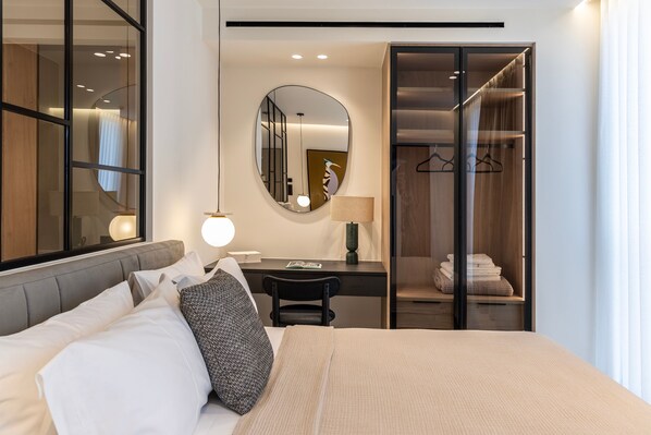 Escritorio, tabla de planchar con plancha, wifi gratis y ropa de cama 