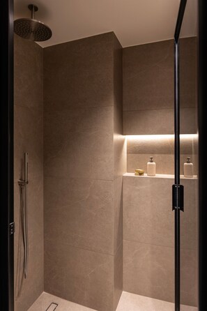 Ducha, secador de pelo y toallas