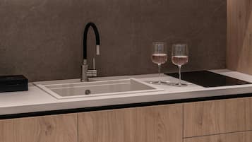 Kylskåp, mikrovågsugn, kaffe- och tebryggare och brödrost