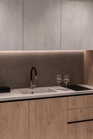 Frigorífico, microondas, cafetera o tetera y tostadora