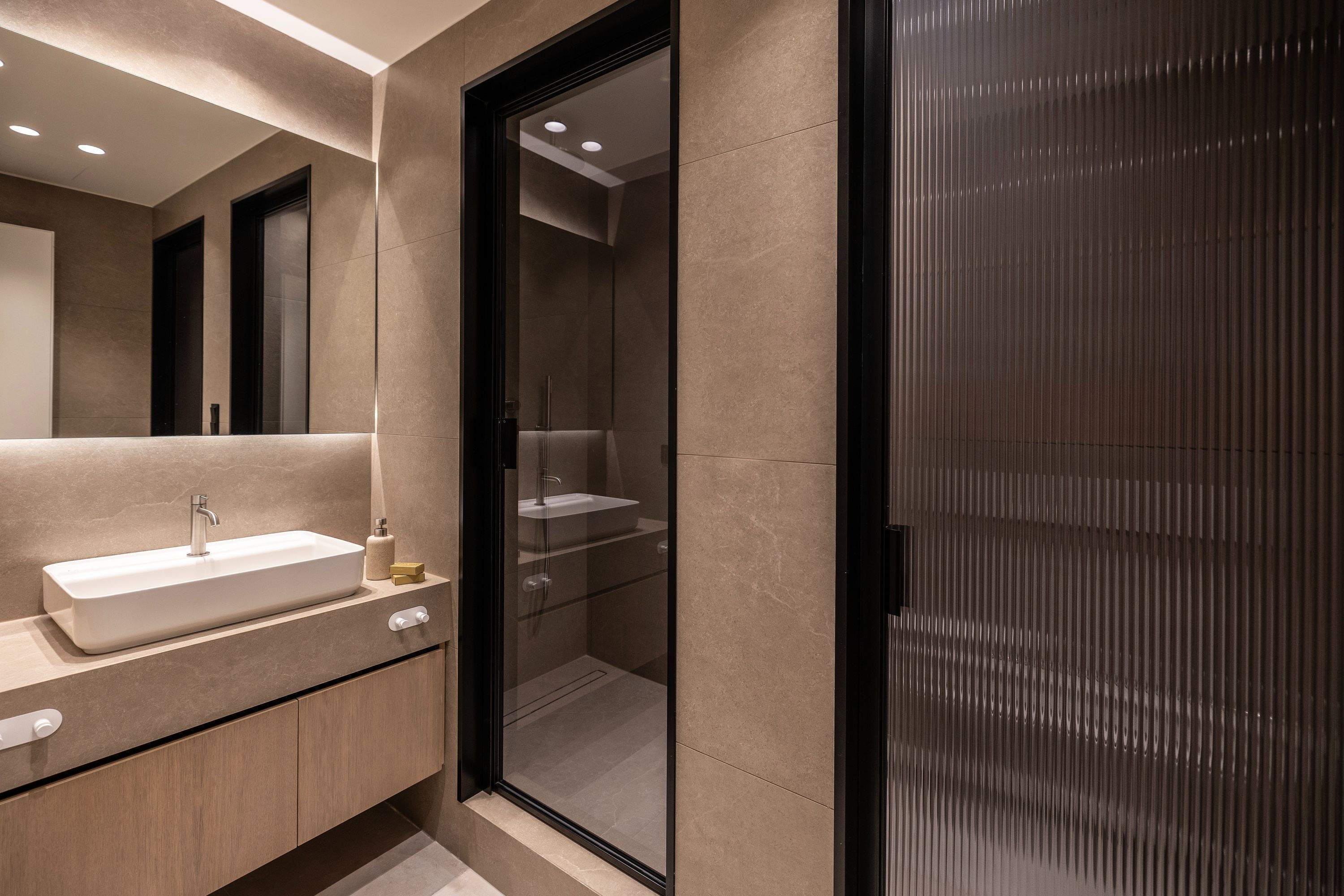 Ducha, secador de pelo y toallas