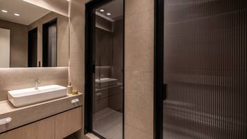 Ducha, secador de pelo y toallas