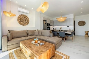 Deluxe Villa, 2 Bedrooms, Sea View, Beachfront | Ruang tamu