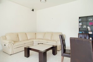 Living area - Spacious Villa with Pool, Karaoke, Palapa, Jacuzzi & Garden in Tuxtla Gutierrez (Tuxtla Gutiérrez)