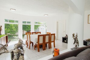 Interior - Spacious Villa with Pool, Karaoke, Palapa, Jacuzzi & Garden in Tuxtla Gutierrez (Tuxtla Gutiérrez)