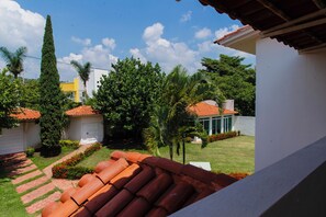 Property grounds - Spacious Villa with Pool, Karaoke, Palapa, Jacuzzi & Garden in Tuxtla Gutierrez (Tuxtla Gutiérrez)