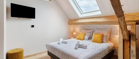 Iron/ironing board, WiFi, bed sheets