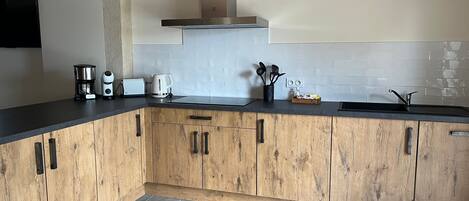 Kühlschrank, Mikrowelle, Ofen, Herdplatte