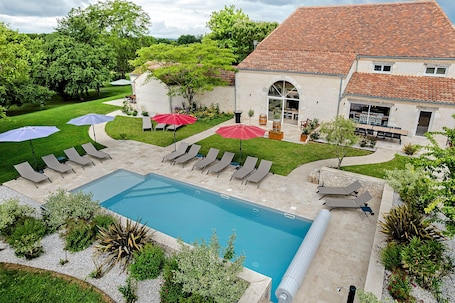 Pool. Country House 'Les Carassonnes' with Private Pool, Terrace and Wi-Fi