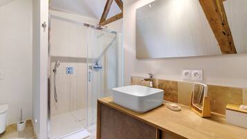 Shower, hair dryer, towels