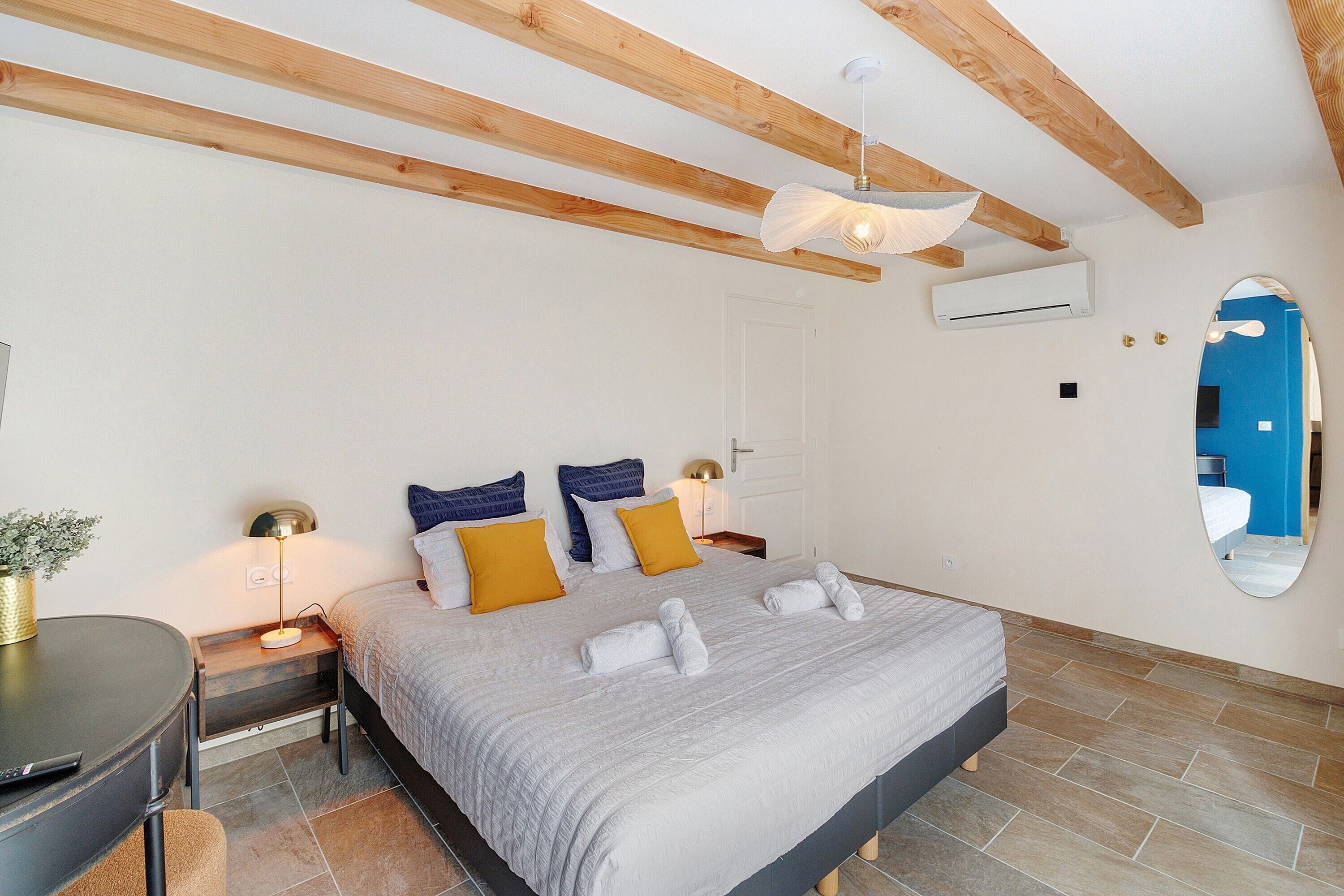 Iron/ironing board, WiFi, bed sheets