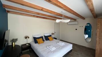 Tabla de planchar con plancha, wifi y ropa de cama