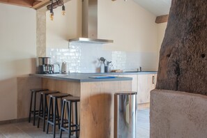 Fridge, microwave, oven, stovetop - Holiday Home “Le Nougaillou - Les Carassonnes” with Shared Pool, Wi-Fi & Air Conditioning (Saint-Nexans)