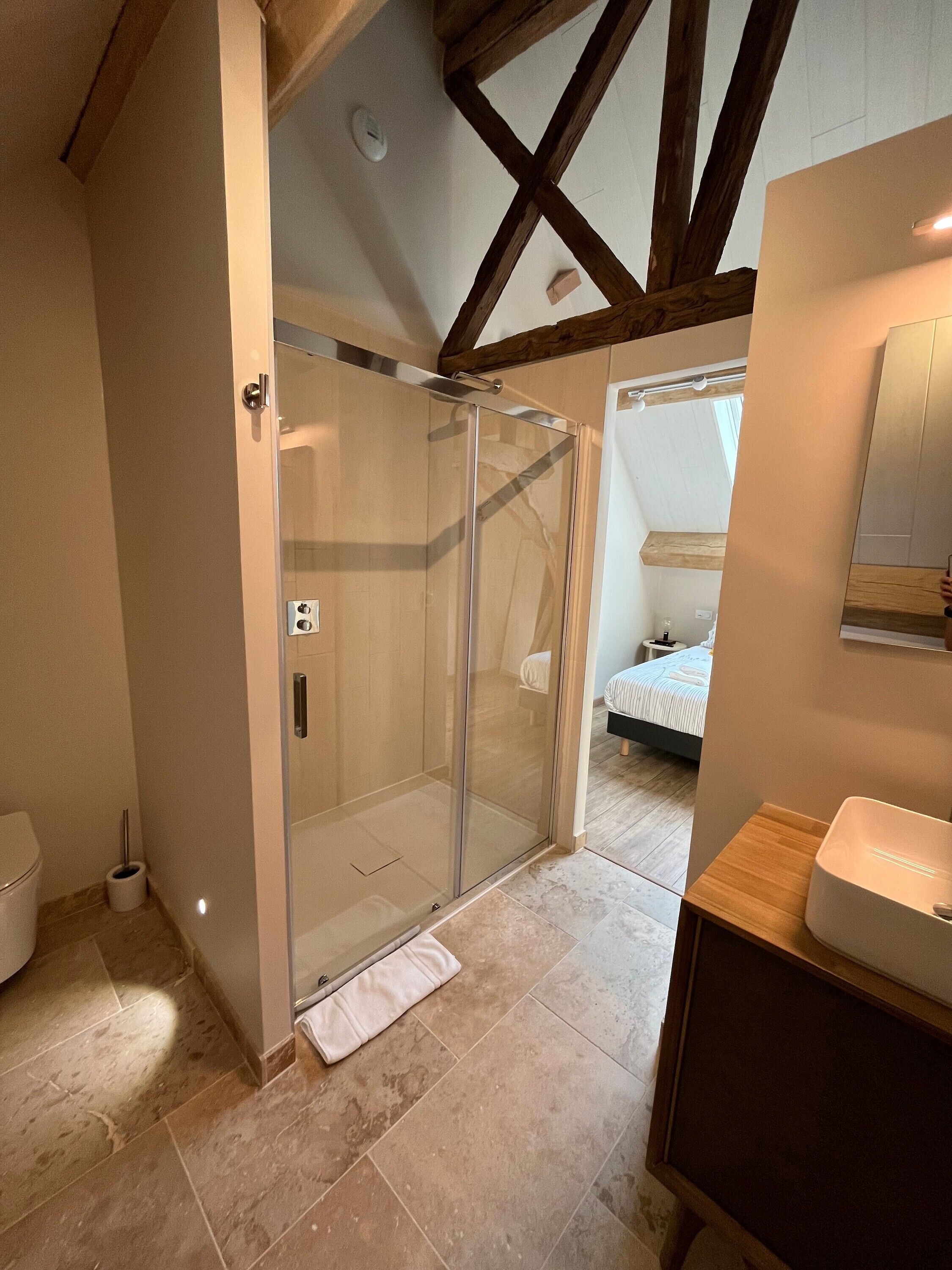 Dusj, hårføner og håndklær