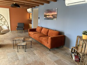 Tv och ett bordtennisbord