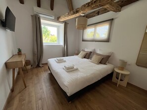 Iron/ironing board, WiFi, bed sheets - Holiday Home “Le Nougaillou - Les Carassonnes” with Shared Pool, Wi-Fi & Air Conditioning (Saint-Nexans)