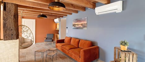 TV, tavolo da ping pong