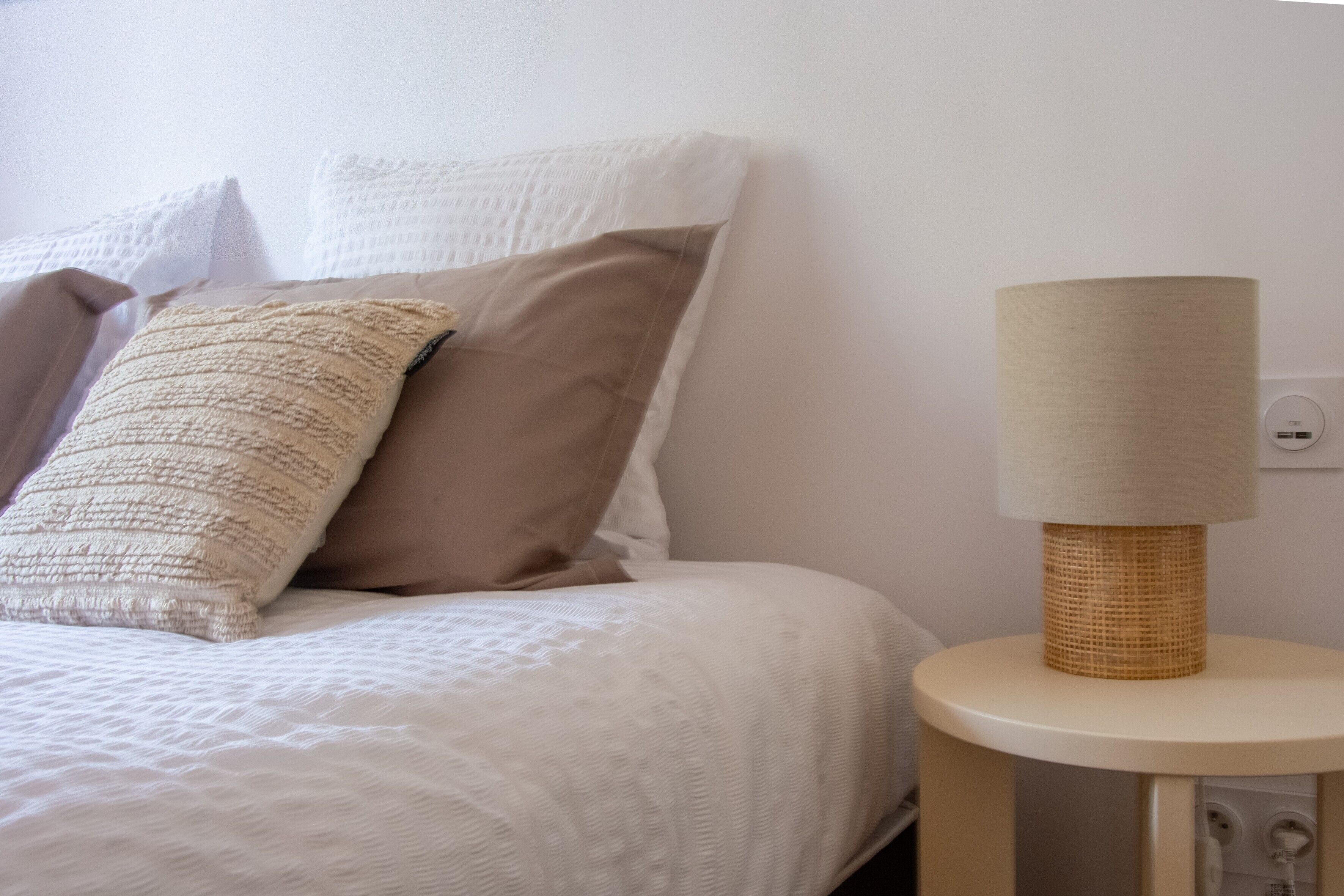 Tabla de planchar con plancha, wifi y ropa de cama 