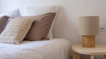 Tabla de planchar con plancha, wifi y ropa de cama