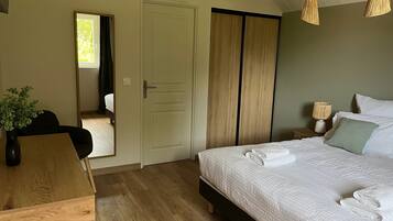 Tabla de planchar con plancha, wifi y ropa de cama