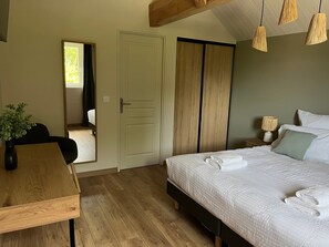 Strykjärn/strykbräda, wi-fi och sängkläder