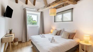 Iron/ironing board, WiFi, bed sheets