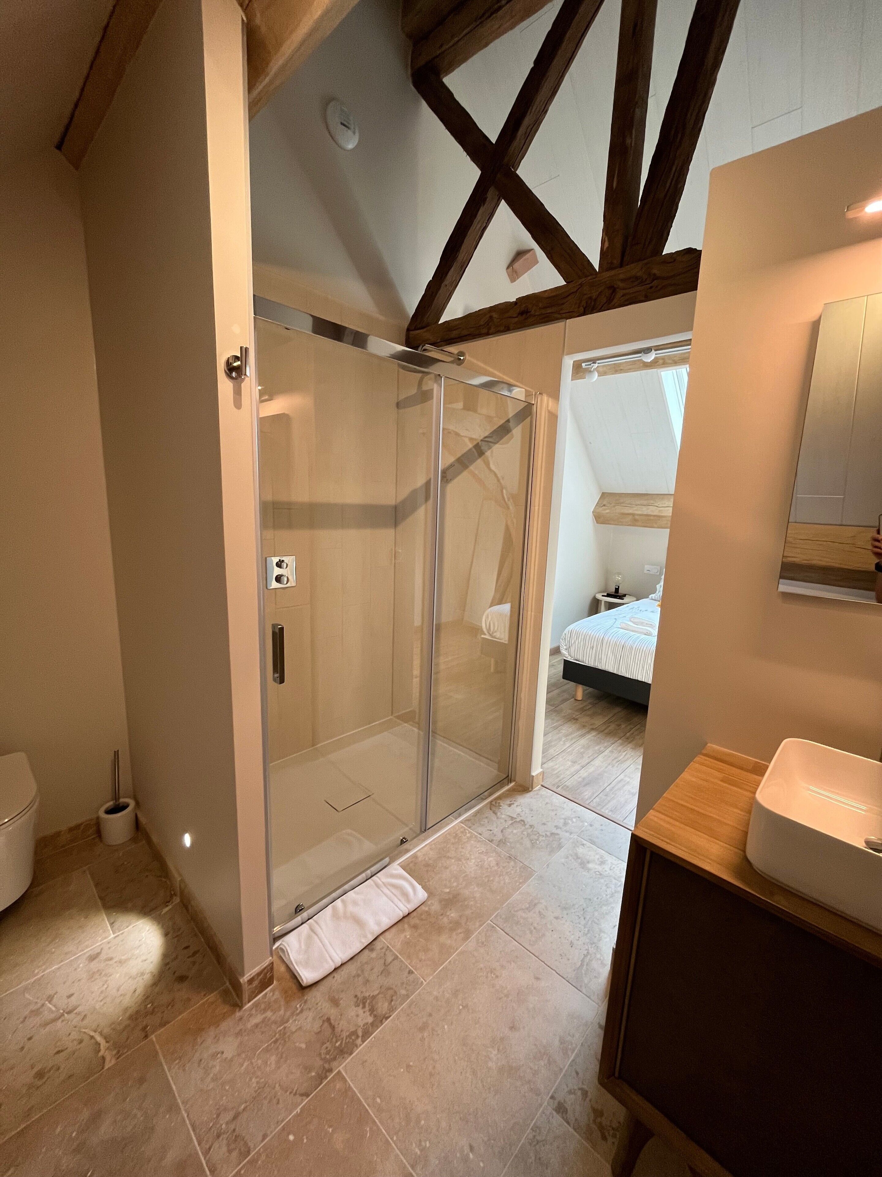 Een douche, een haardroger, handdoeken