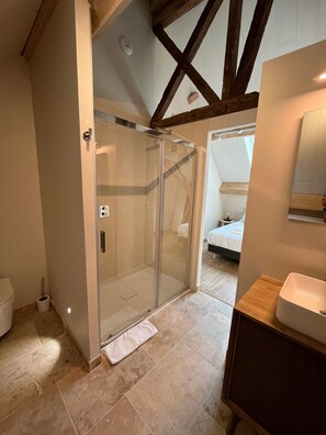 Dusch, hårtork och handdukar