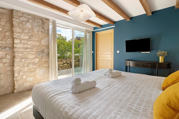 Tabla de planchar con plancha, wifi y ropa de cama 