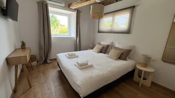 Tabla de planchar con plancha, wifi y ropa de cama