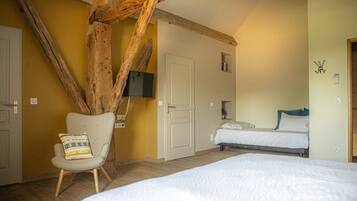 Iron/ironing board, WiFi, bed sheets