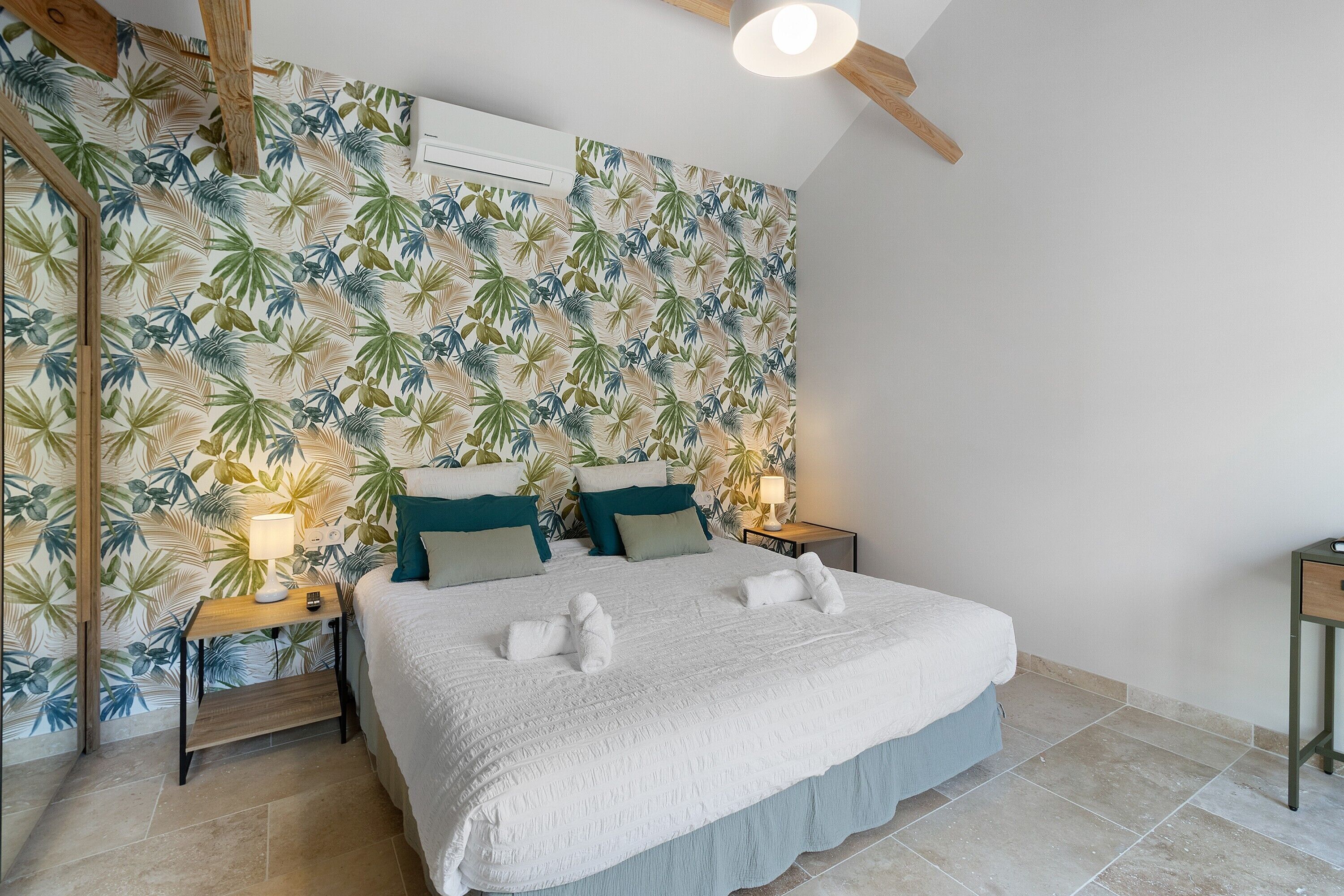 Iron/ironing board, WiFi, bed sheets, wheelchair access