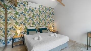 Iron/ironing board, WiFi, bed sheets, wheelchair access