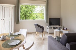 Living area - Gîte L'albizia - Les Carassonnes with Shared Pool, Wi-Fi and Air Conditioning (Saint-Nexans)