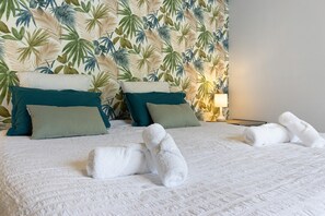 Tabla de planchar con plancha, wifi y ropa de cama 